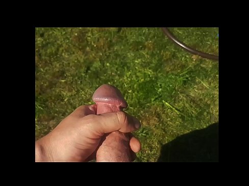 ❤️ Horúca kočka si nechá jebnúť ružovú kundičku a vystrieka sa so squirtom v letnej záhrade ️ Porno na nás ️❤