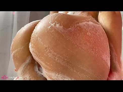 ❤️ Brunetka masturbuje kundičku s vibrátorom až do intenzívneho orgazmu v sprche ️ Porno na nás ️❤