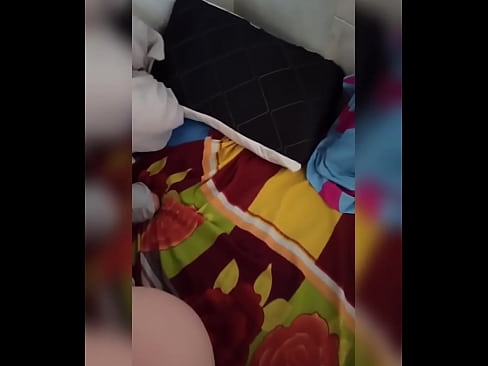 ❤️ Moja spolubývajúca zostáva doma sama, pretože jej manžel odchádza na dovolenku, a ja využijem príležitosť, aby som ju ošukal a naplnil jej zadok mliekom ️ Porno na nás ️❤